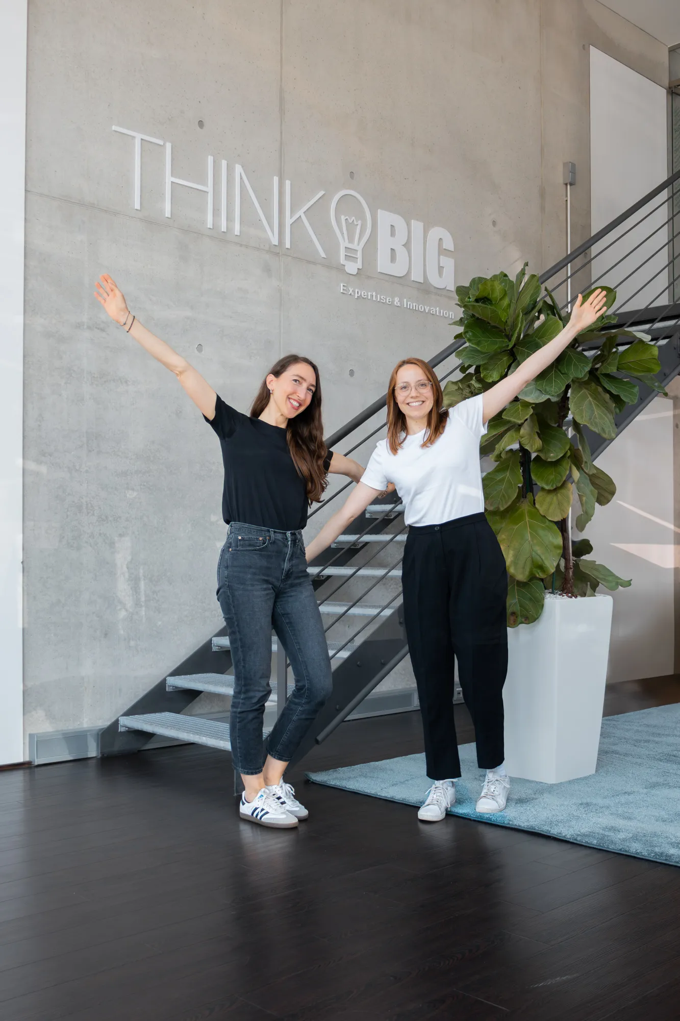 Zwei Kolleginnen vor dem "Think Big"-Schriftzug der KMH